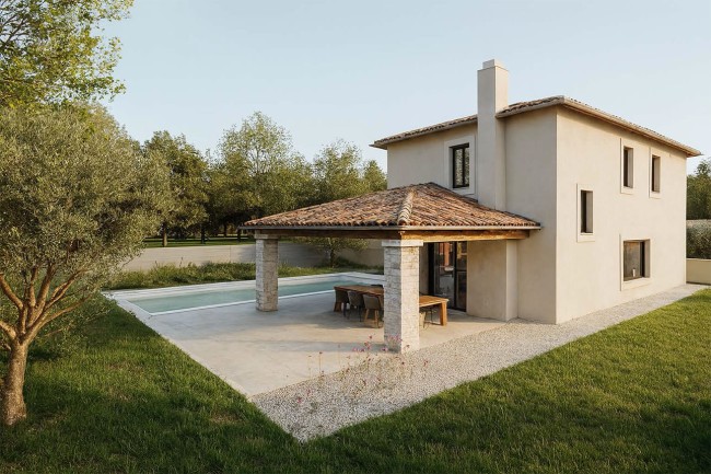 Blick vom Garten zur Sonnenterrasse und zum Pool