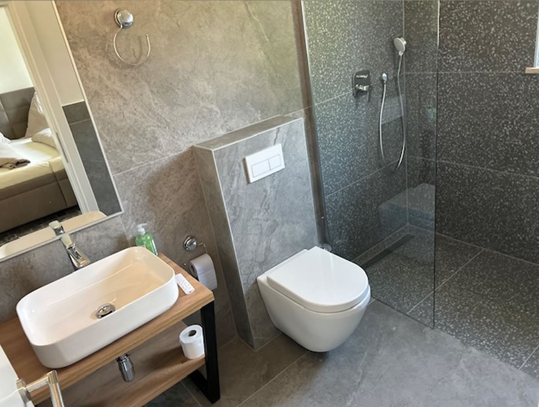 Geräumiges und modernes Badezimmer mit Dusche und WC