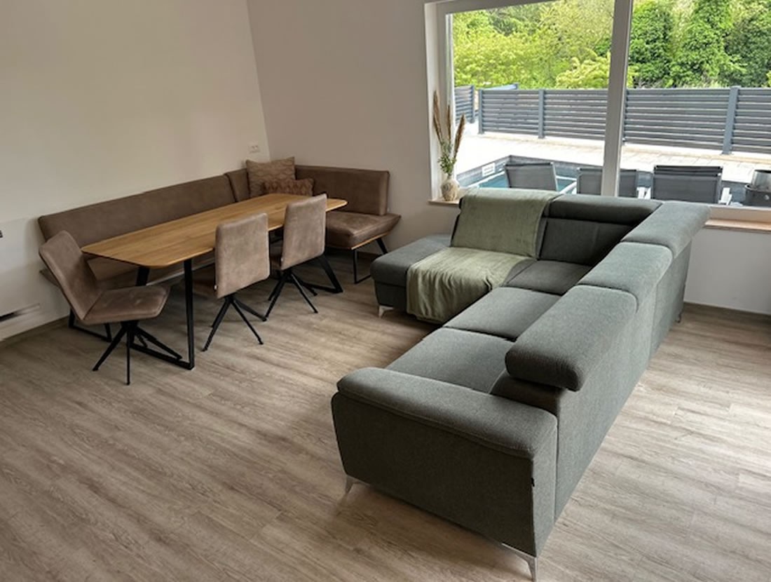 Geräumiges Wohnzimmer mit Esstisch und Couch