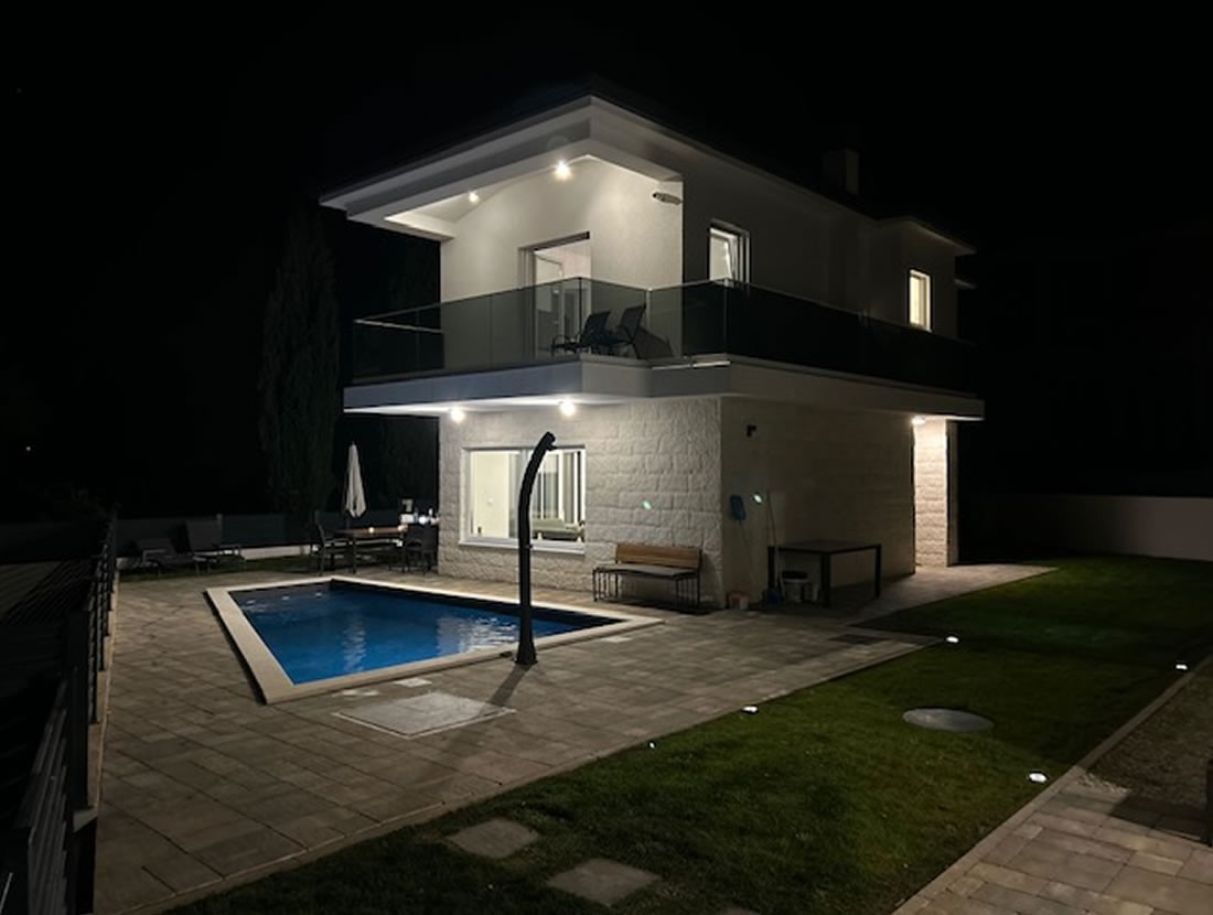 Ferienhaus Tadini bei Nacht mit beleuchtetem Außenpool
