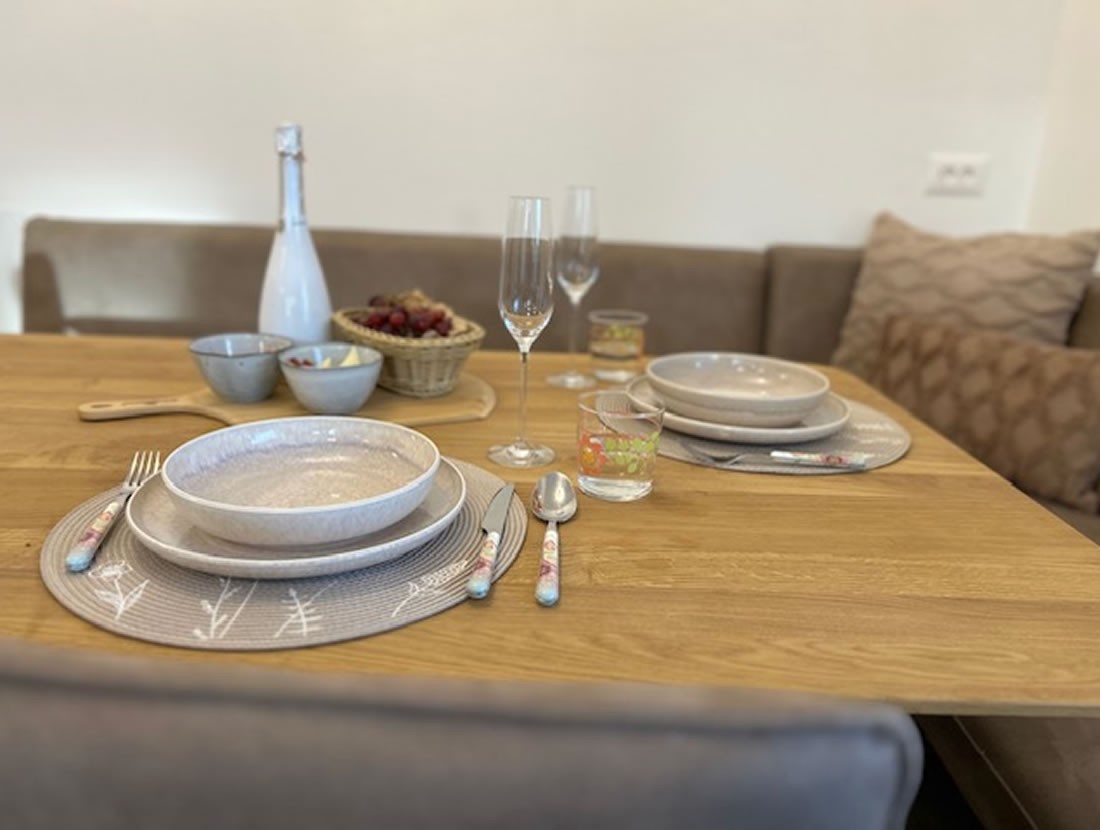 Gedeckter Tisch für gemeinsame Mahlzeiten im Ferienhaus Tadini