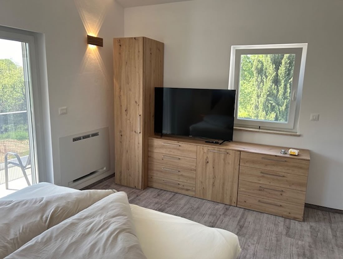 Schlafzimmer mit Flat-TV und Terrasse