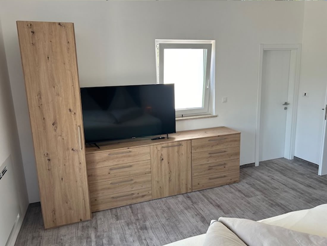 Schlafzimmer mit Flat-TV und Terrasse