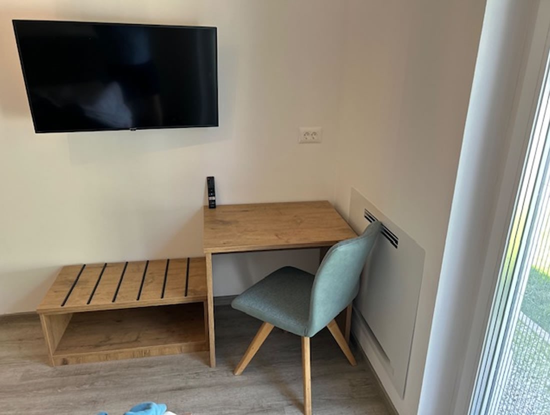 Schreibtisch und Flat-TV