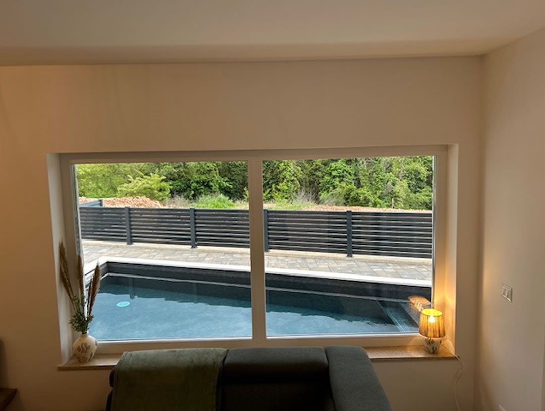 Ausblick vom Wohnzimmer auf den Außenpool