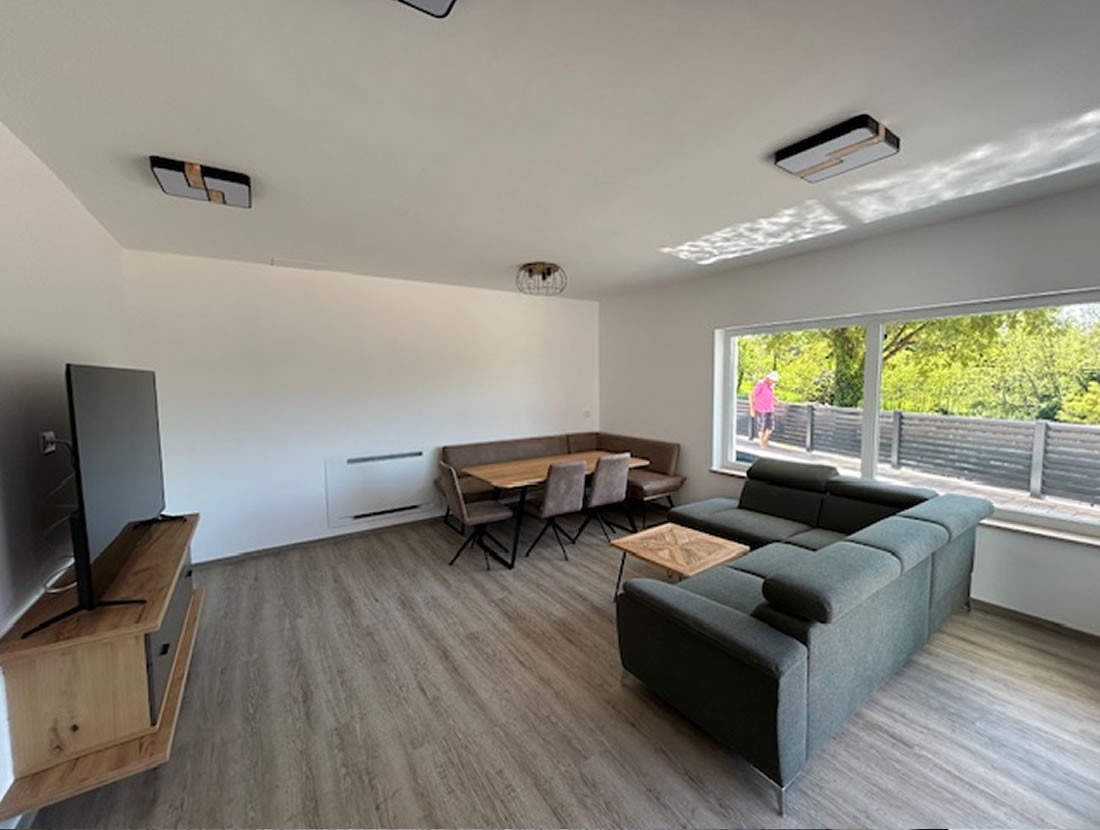 Geräumiges Wohnzimmer mit Esstisch